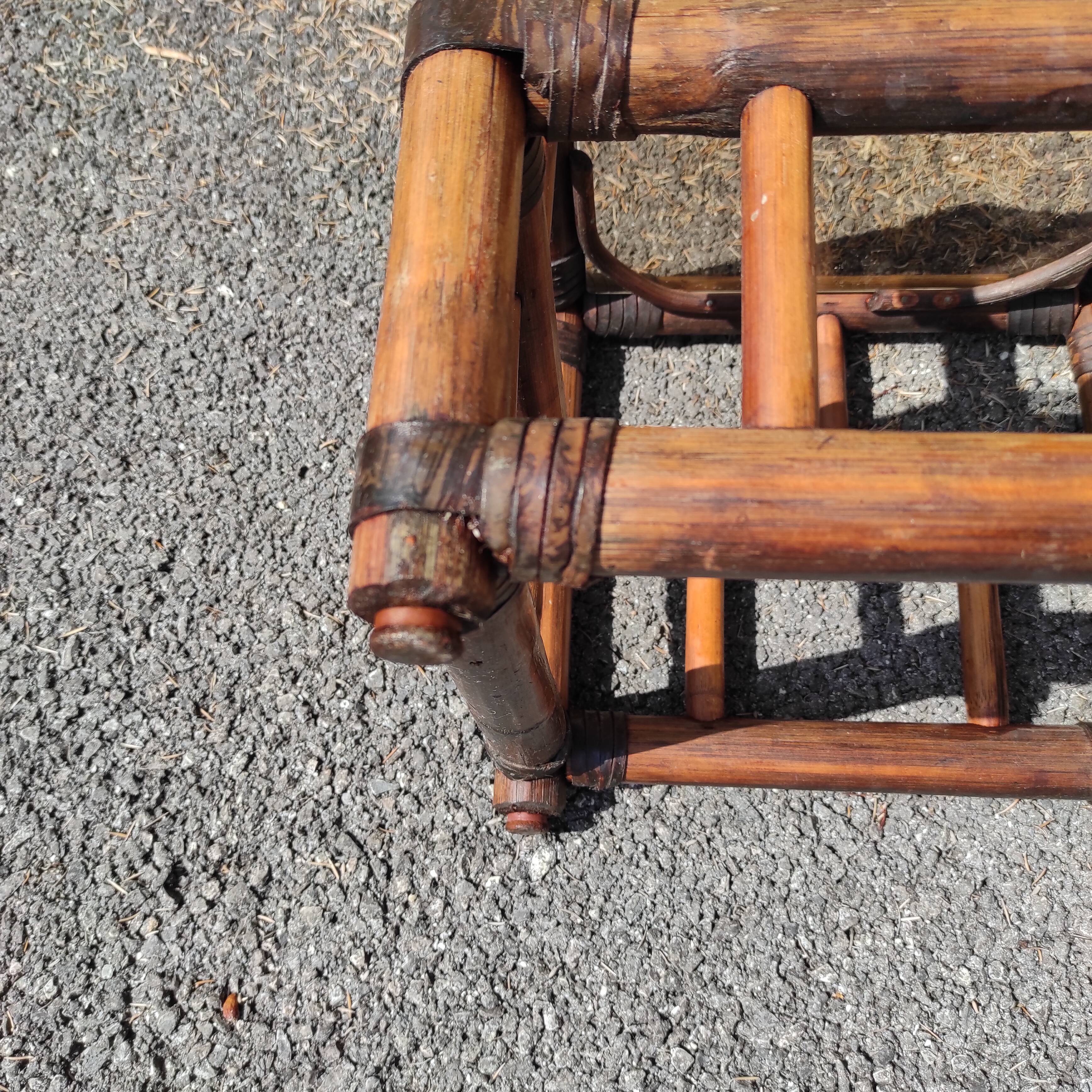Table d'appoint en bambou vintage avec 1 plateau en verre couleur ambre foncé