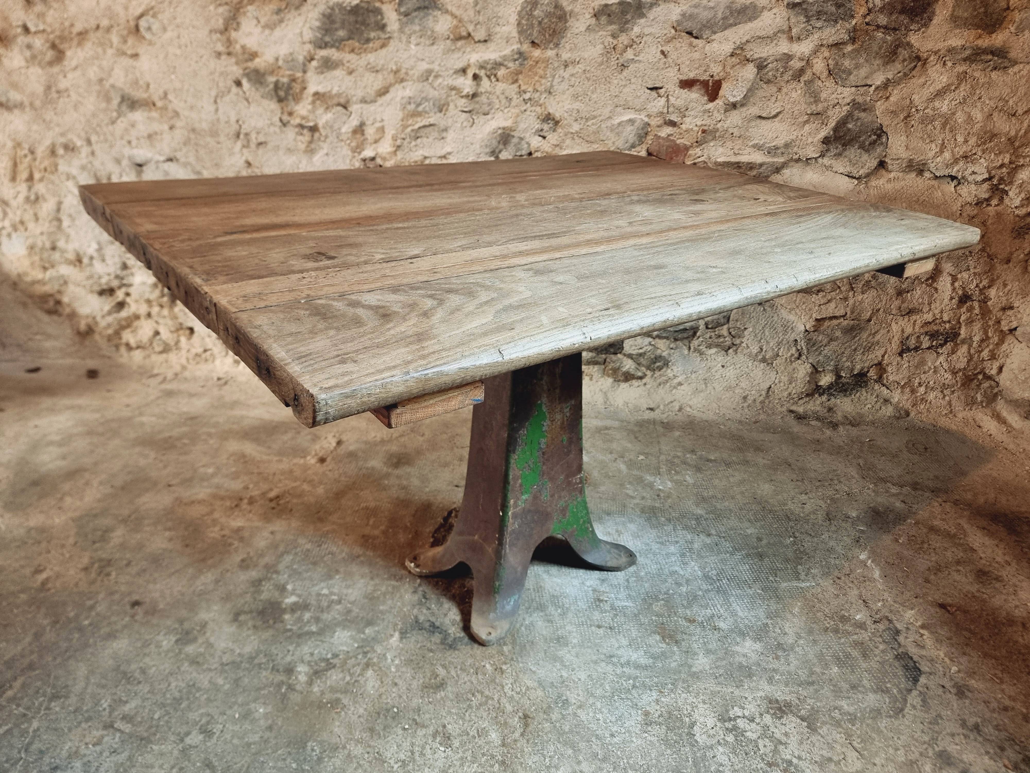 Table ancienne en chêne massif sur piètement en fonte – France, XVIIIe sièc