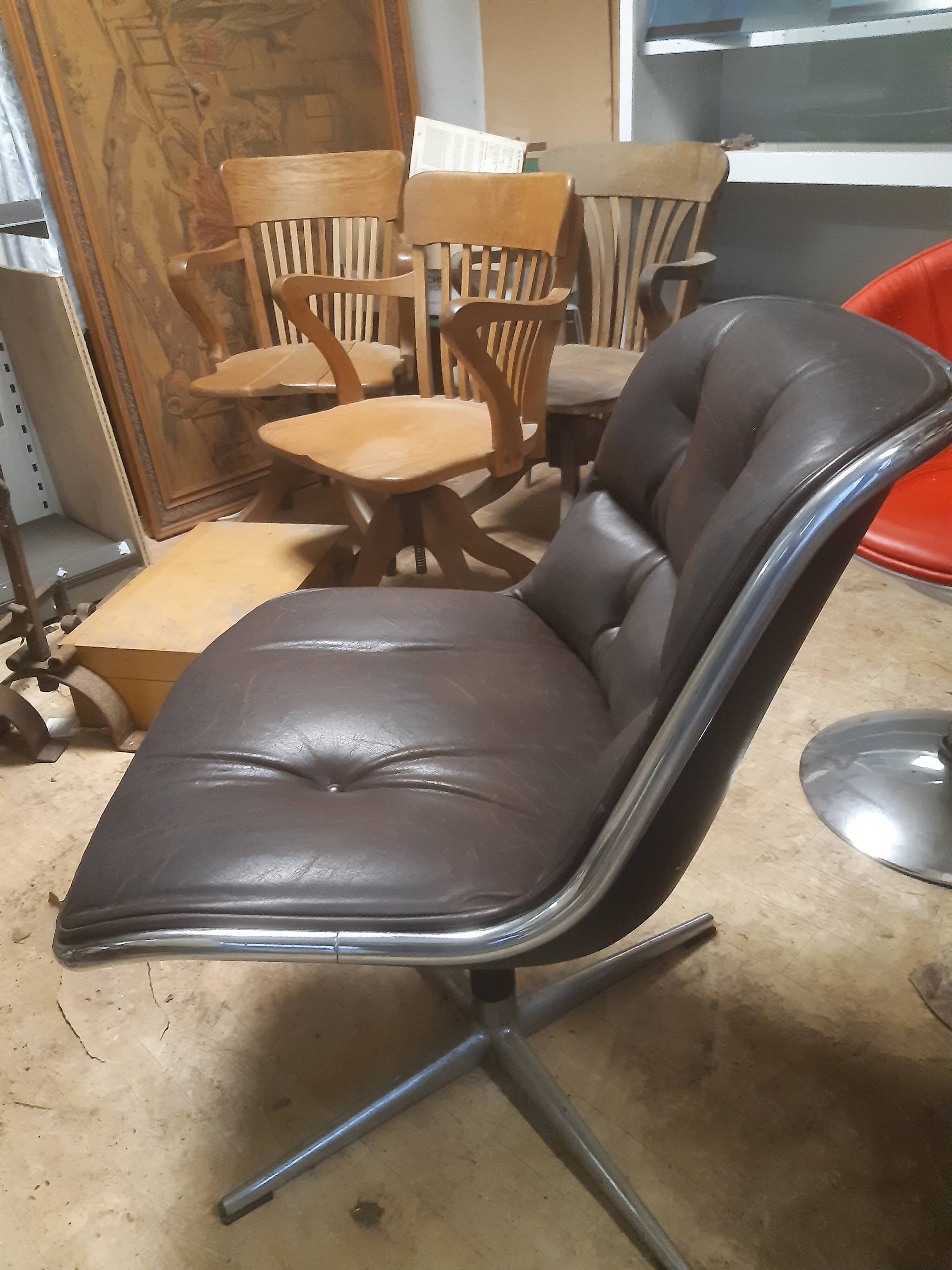 Charles Pollock armchair, Knoll edition
