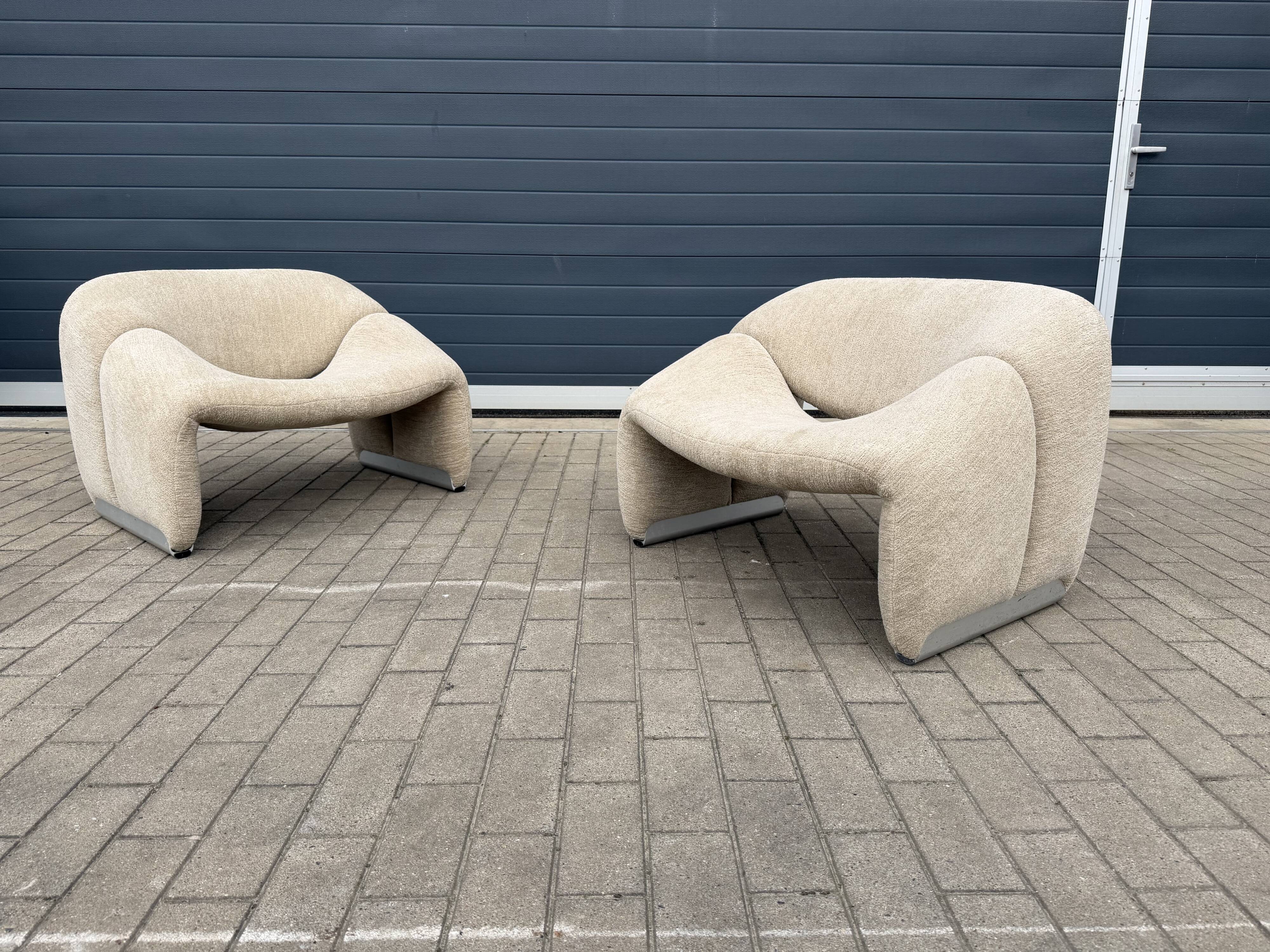 2x Artifort Groovy F598 Pierre Paulin, Pierre Frey: Chenille Igor (Sable)