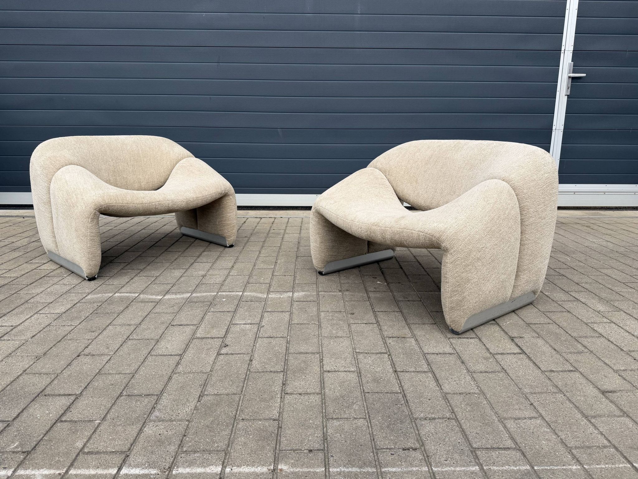 2x Artifort Groovy F598 Pierre Paulin, Pierre Frey: Chenille Igor (Sable)