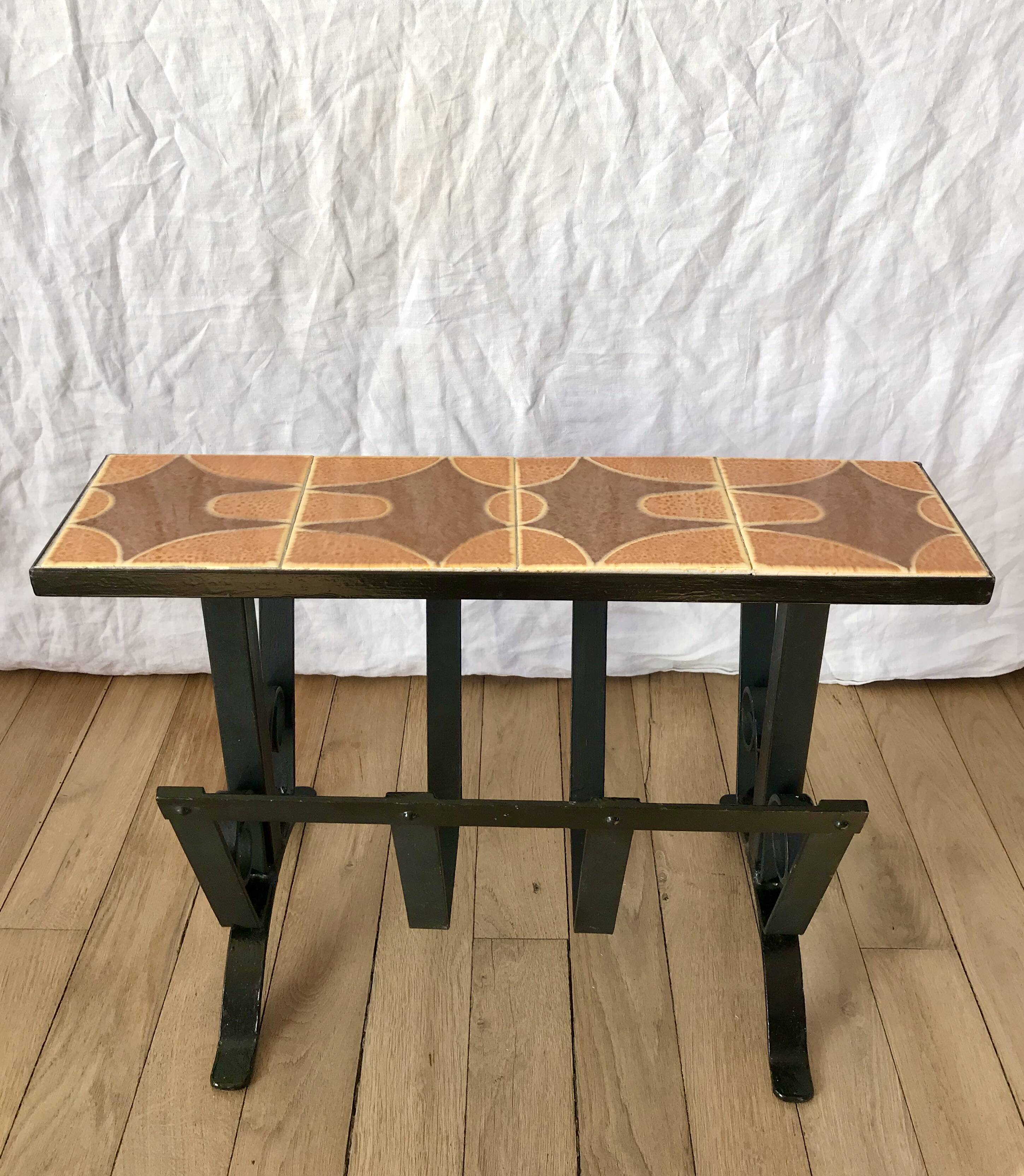 Magazine rack in ceramic and black, orange and brown iron from the 70s