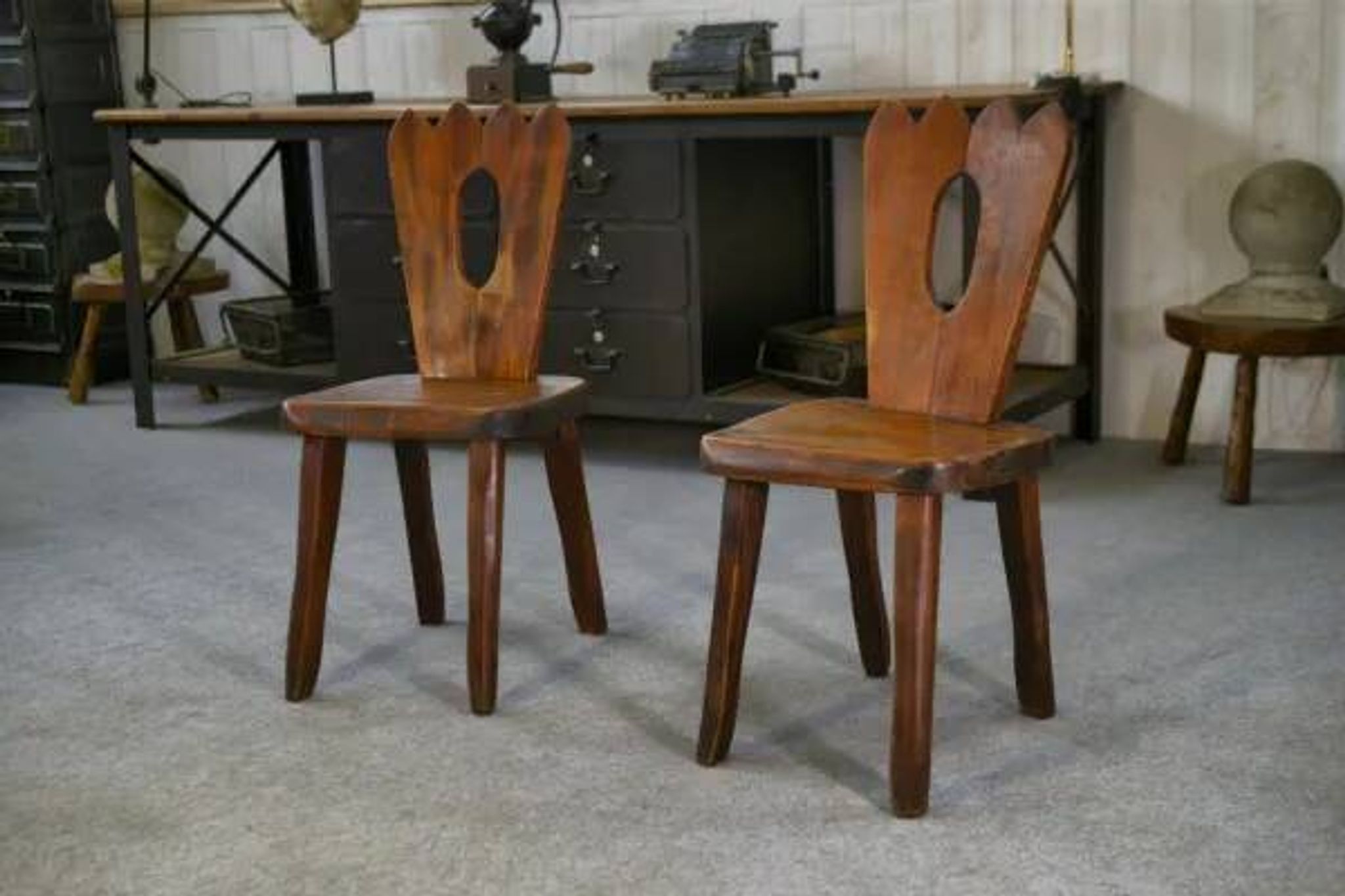 Paire de chaises brutalistes en orme massif par Aranjou 1960’s