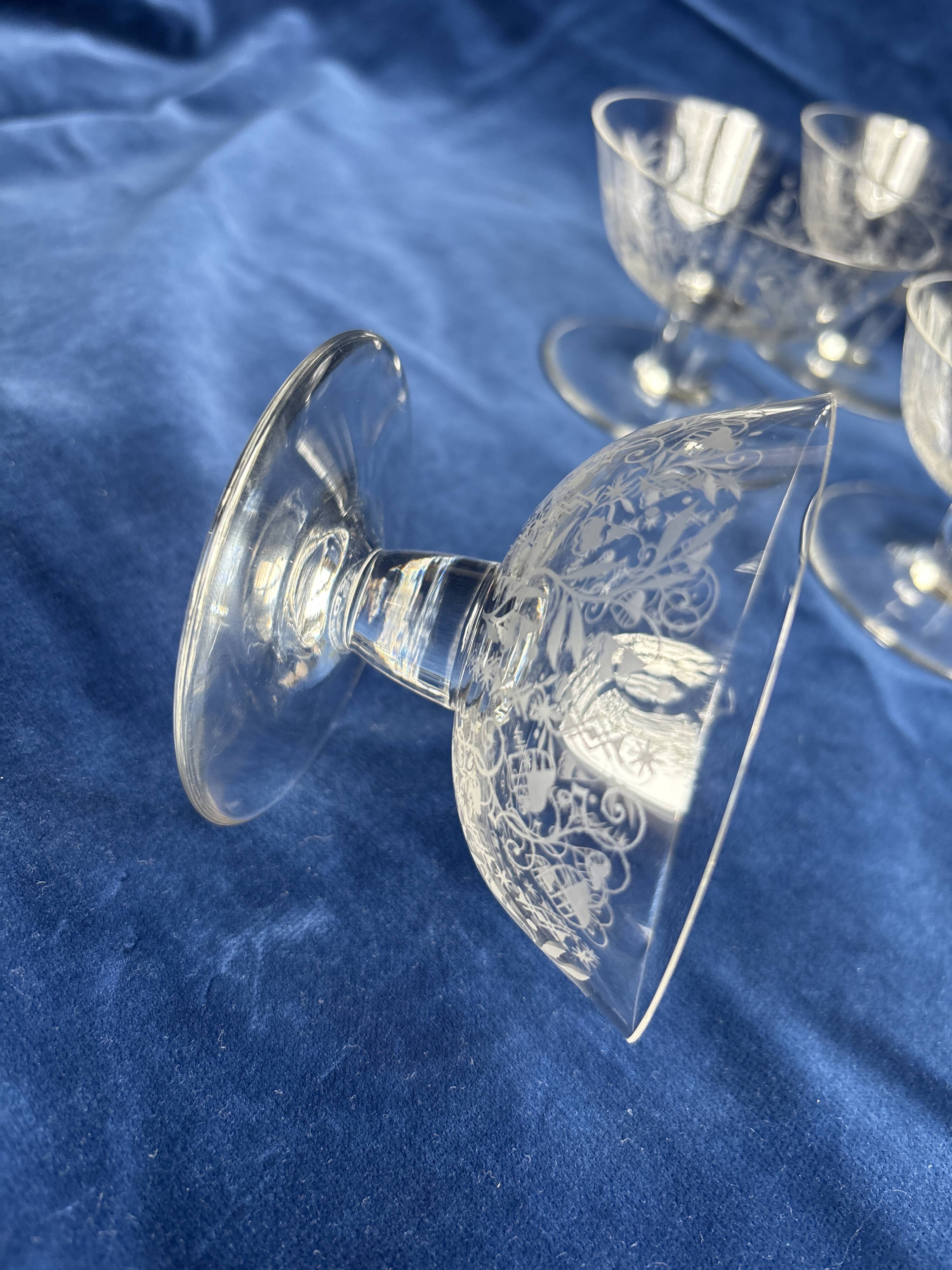 7 coups à champagne en cristal gravé  Baccarat