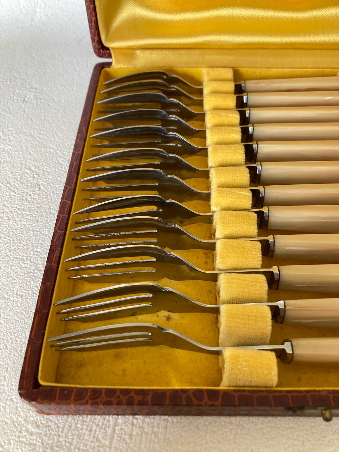 Coffret complet de 12 fourchettes à dessert Inox manche Bakélite