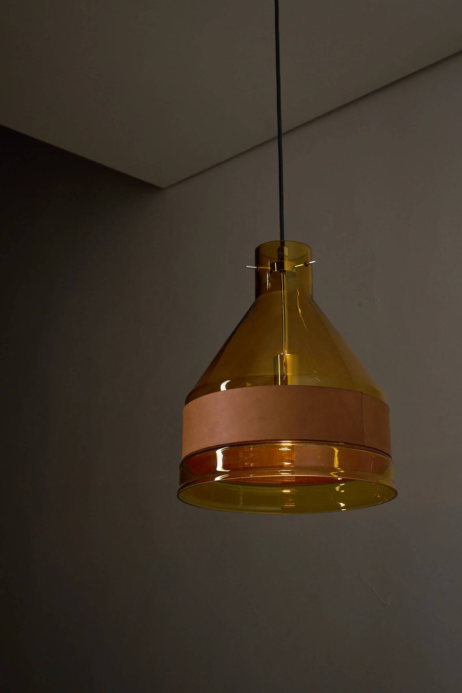 Suspension en verre ambré et cuir par J.T. Kalmar