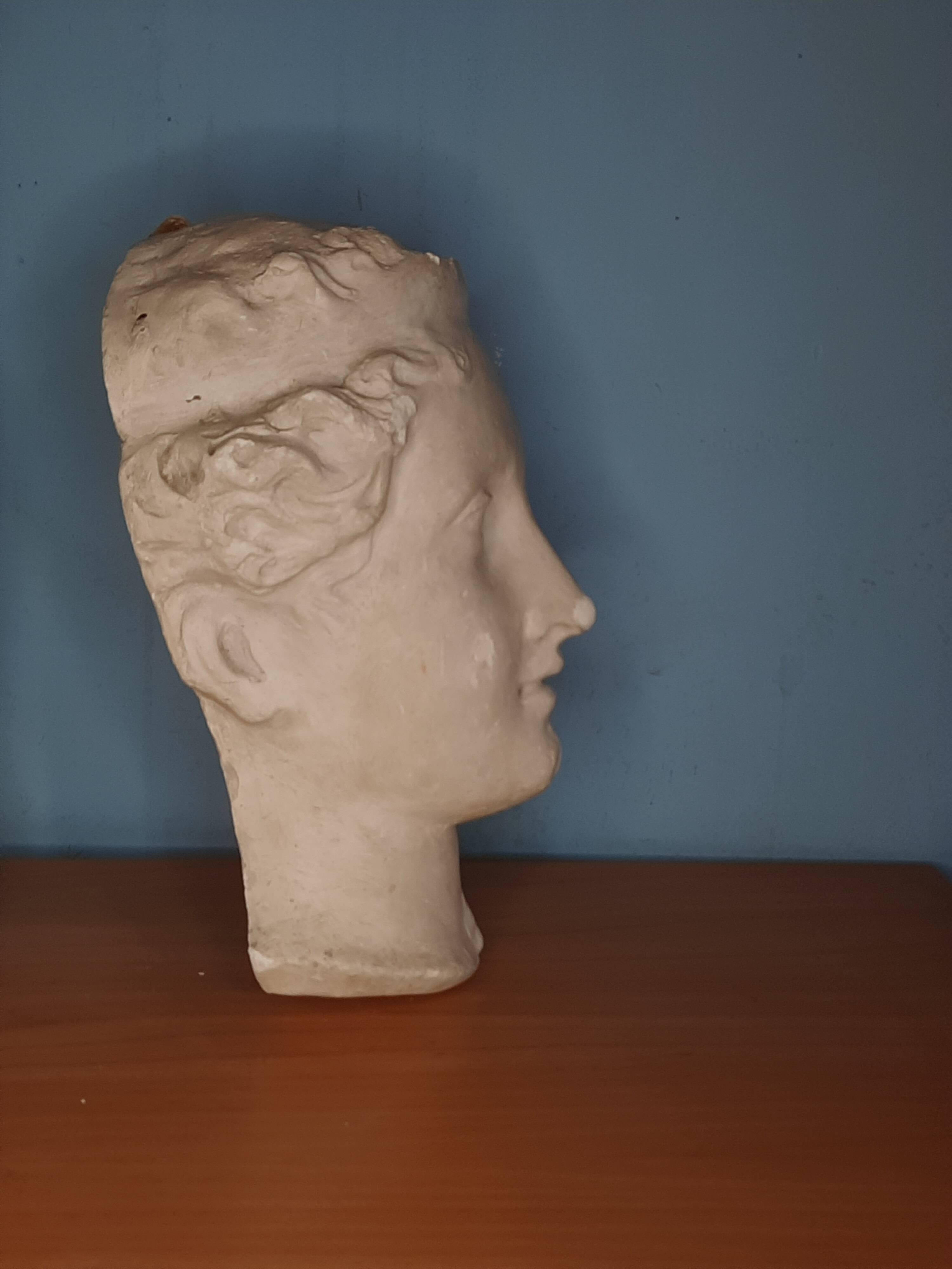 Visage de femme à l’antique en plâtre