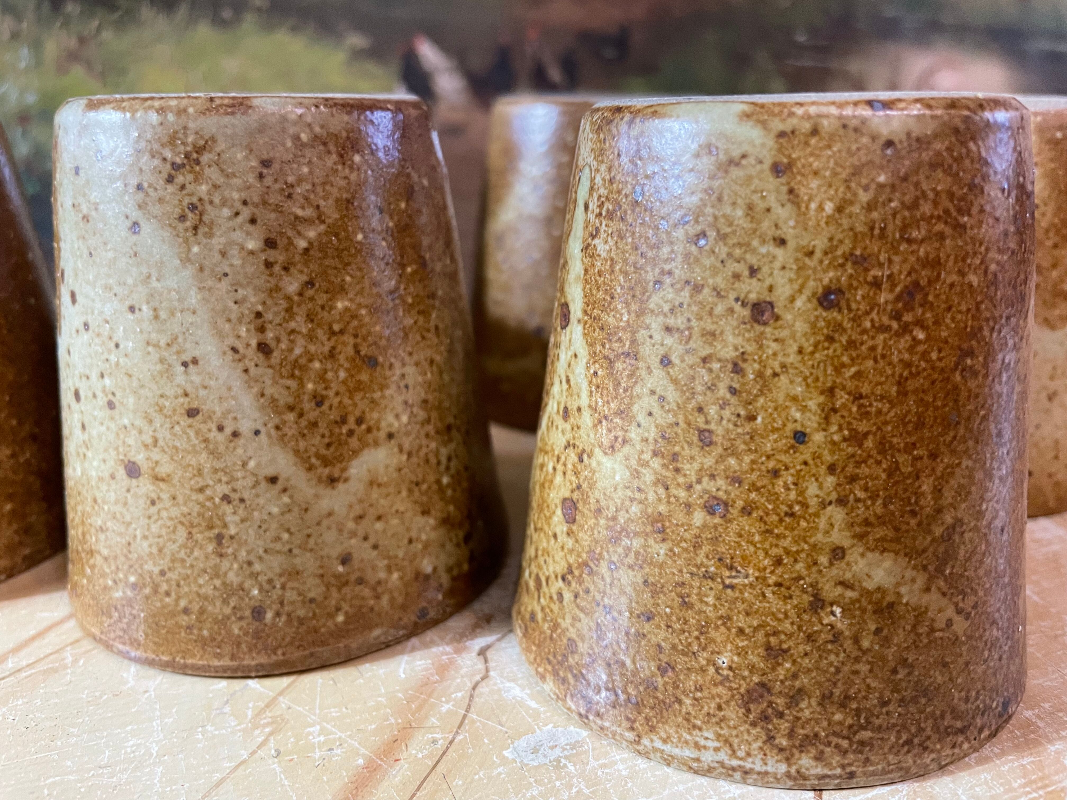 6 mugs in vintage stoneware