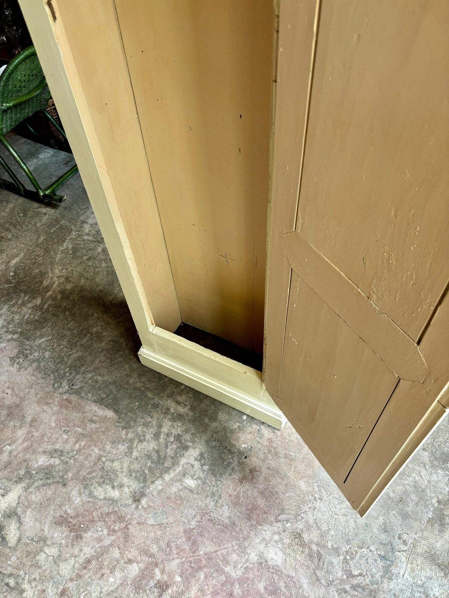 Standing man, cabinet with 1 door, 3 shelves in beige wood