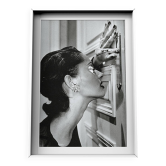 Helmut Newton – « Heather regardant par le trou de la serrure » (1994) | Tirage d'art