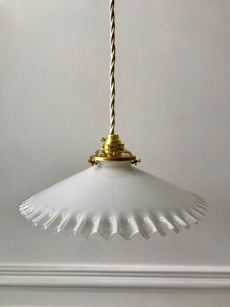Suspension en opaline dentelée début XXème