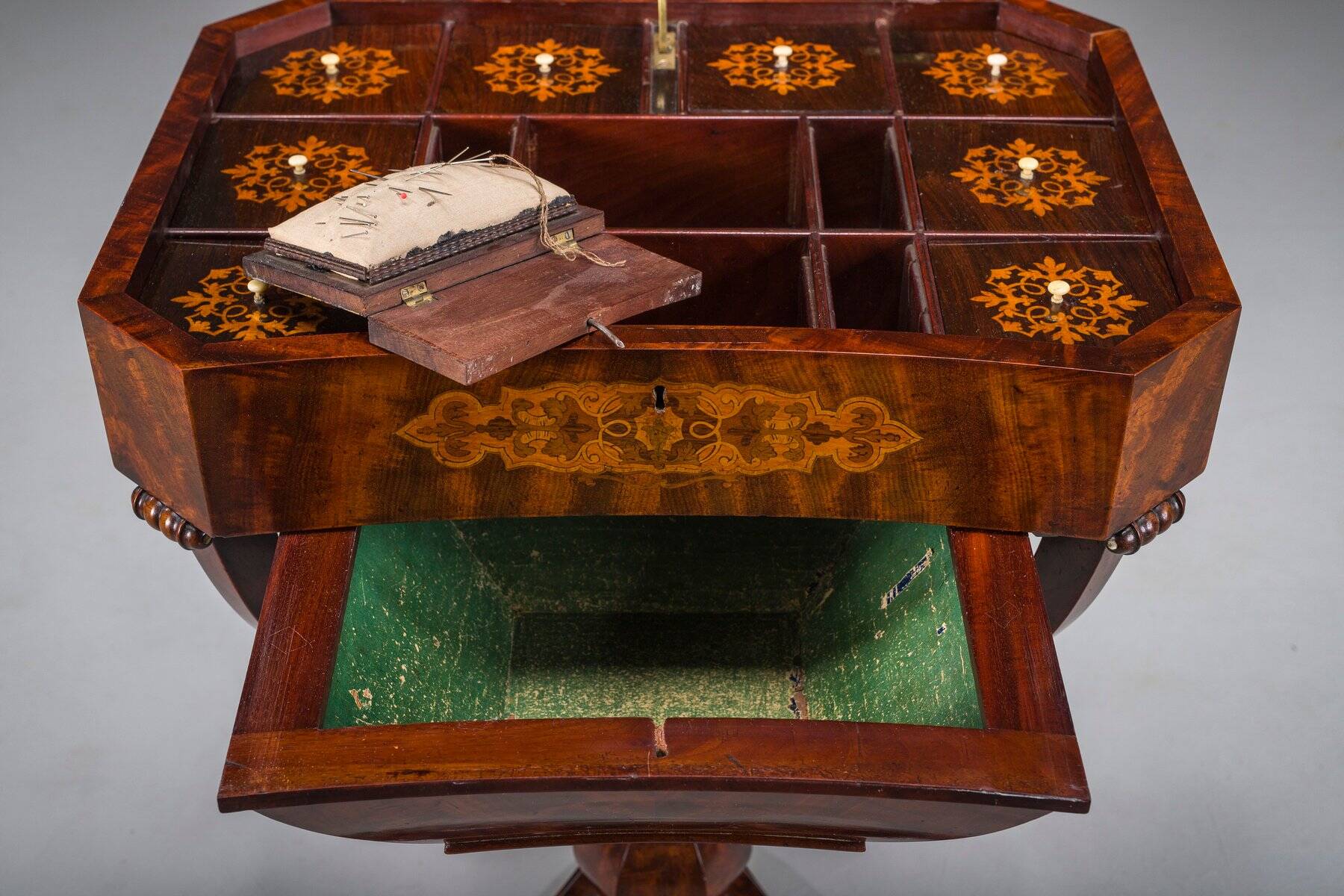 Table de couture Biedermeier en acajou, 1850