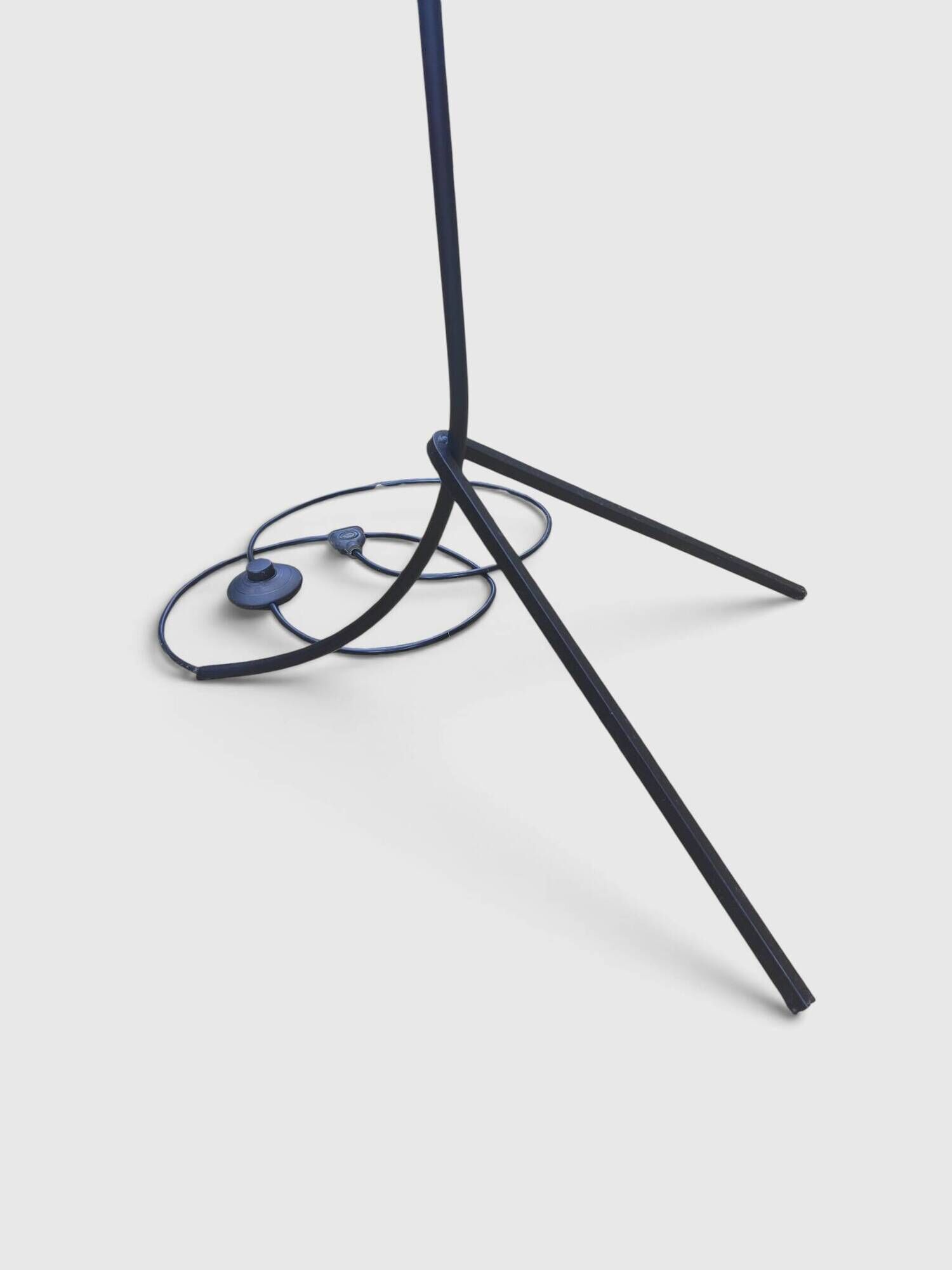 Modernist tripod floor lamp in black metal and cane from the 1950s/1960s.