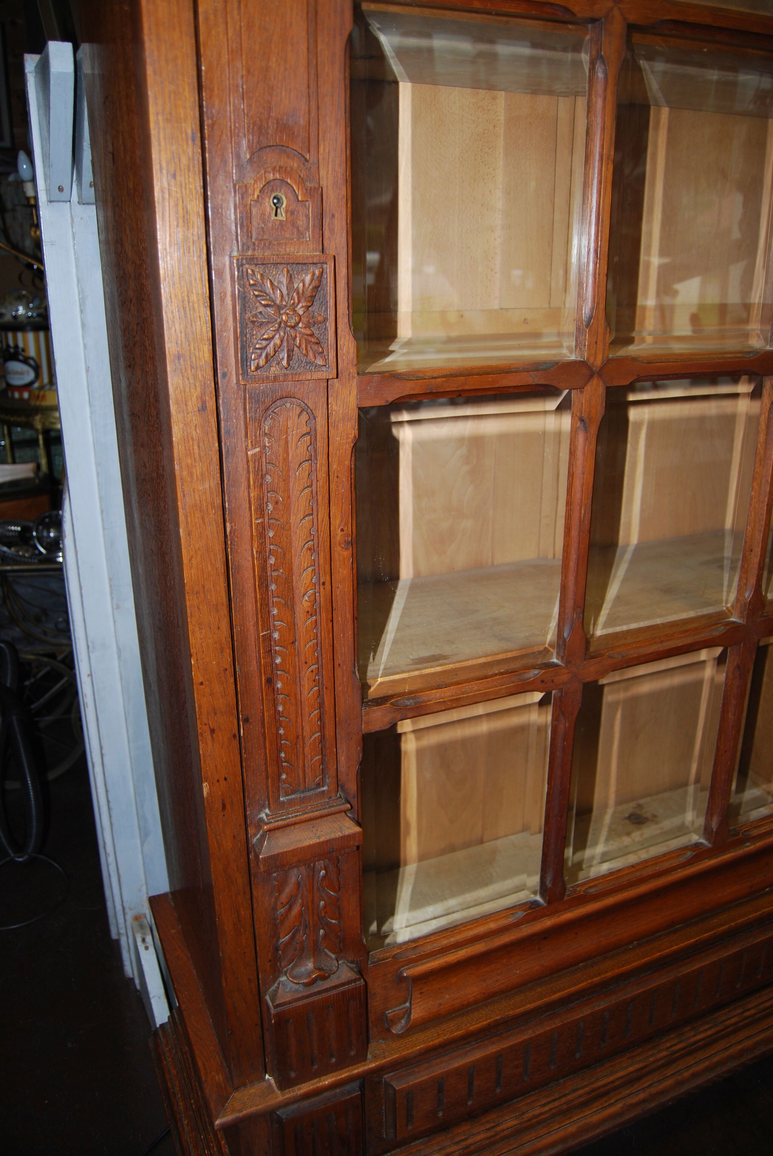 Vitrine verre biseauté, en chêne sculpté du début 20ème