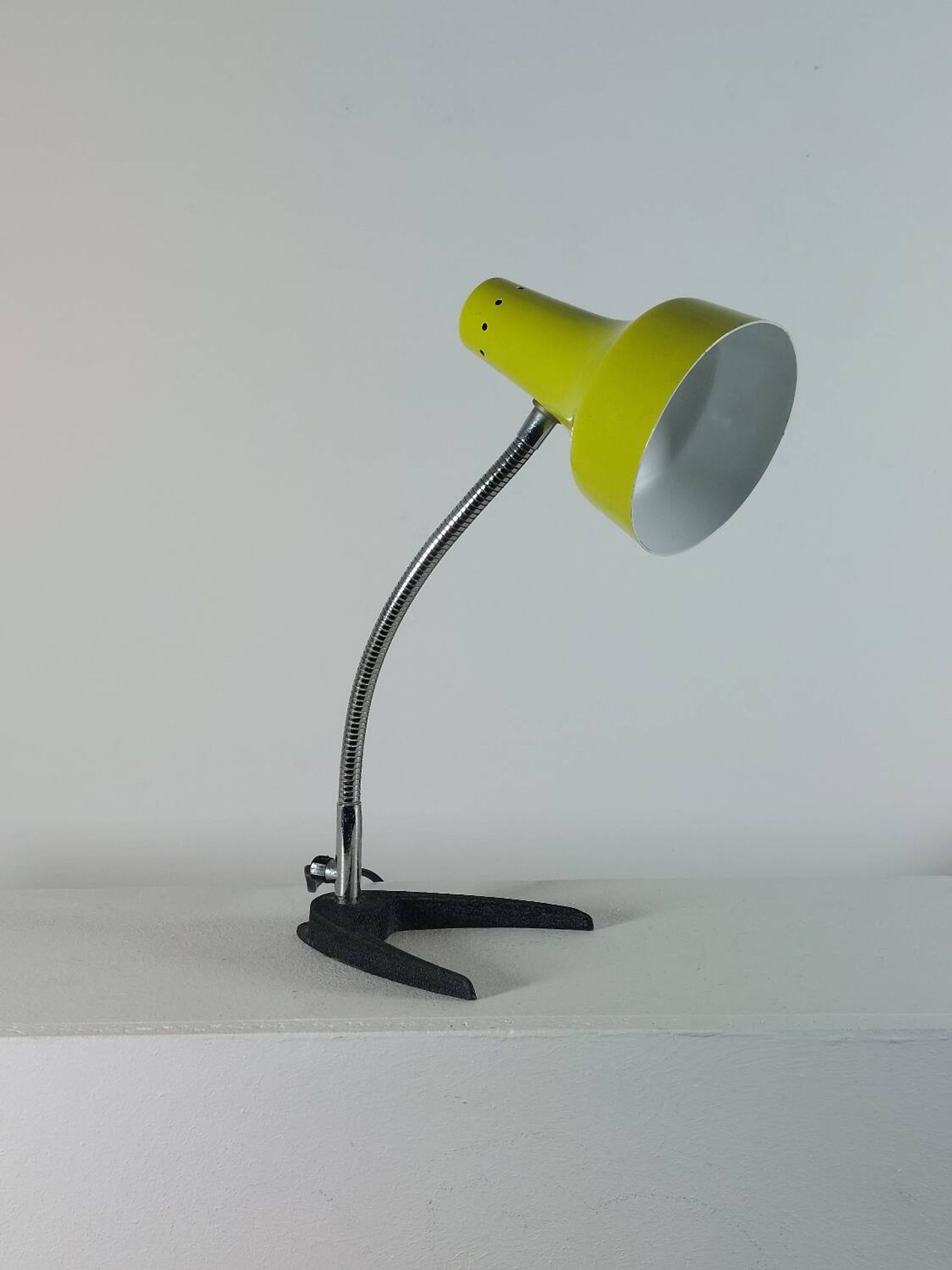 Lampe de table en métal jaune-vert, années 50