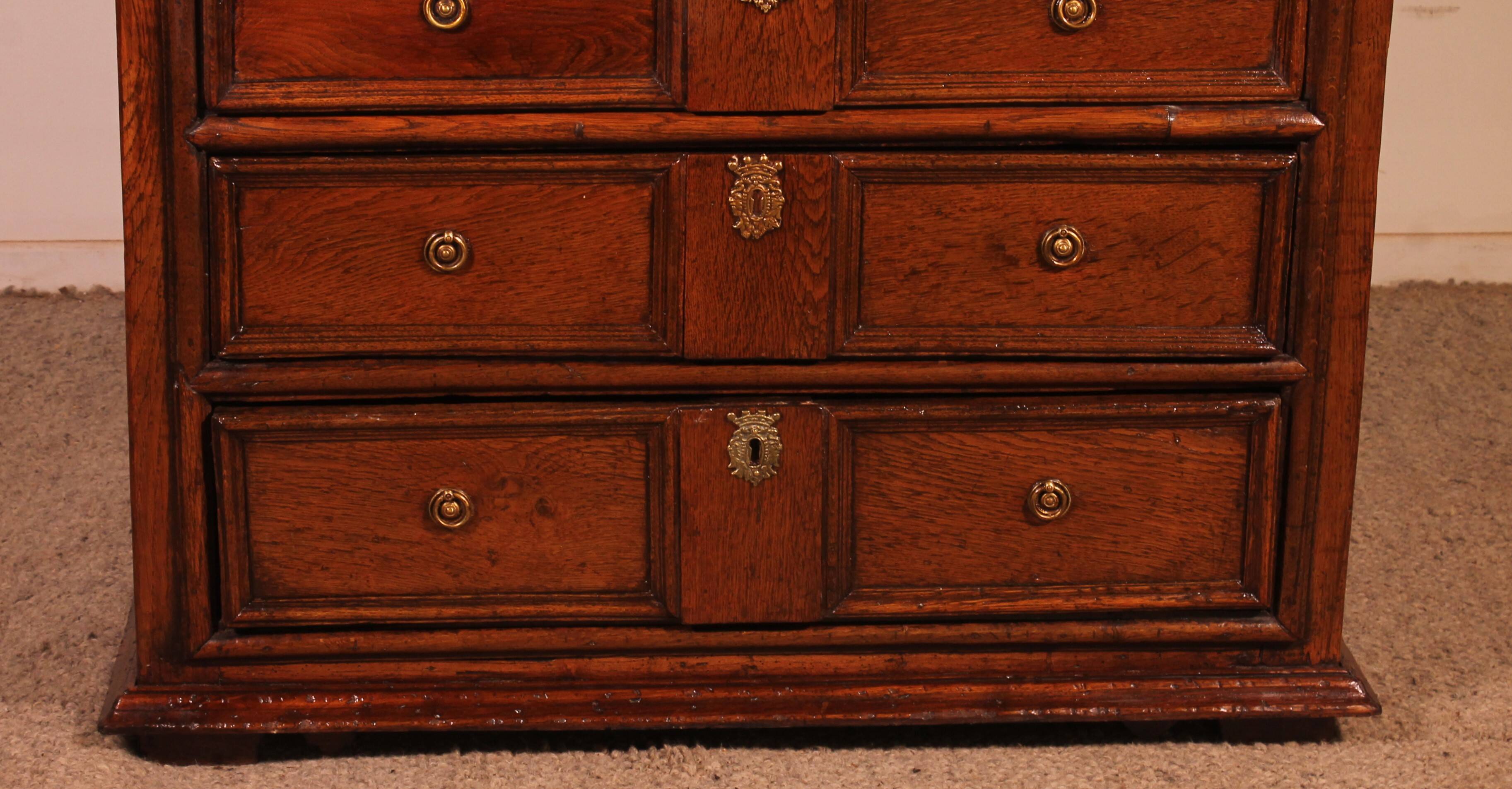 English oak chest of drawers, early 18th century