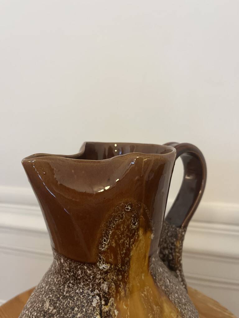 Pichet en céramique fat lava
