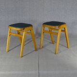 2 tabourets mid-century à pieds compas, vers 1950 skaï vert et  hêtre  blond