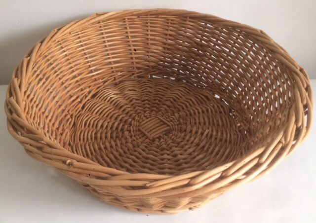Wicker empty-pocket basket