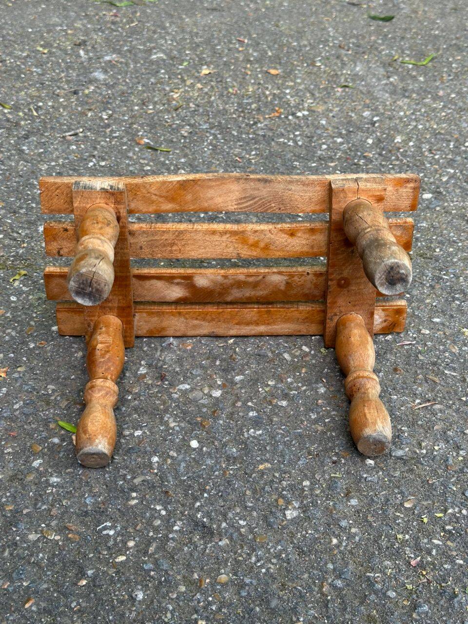 Rustic stool in solid wood with turned legs.
