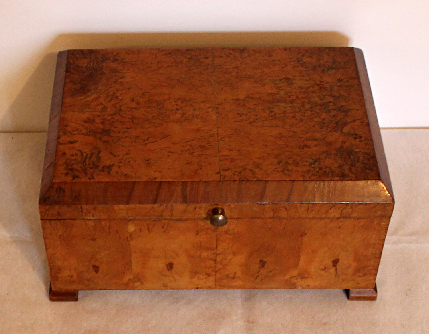 Box art-deco in elm magnifier