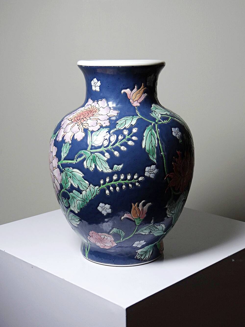 Large baluster vase in Chinese porcelain with vintage floral decoration from the 1970s-80s.