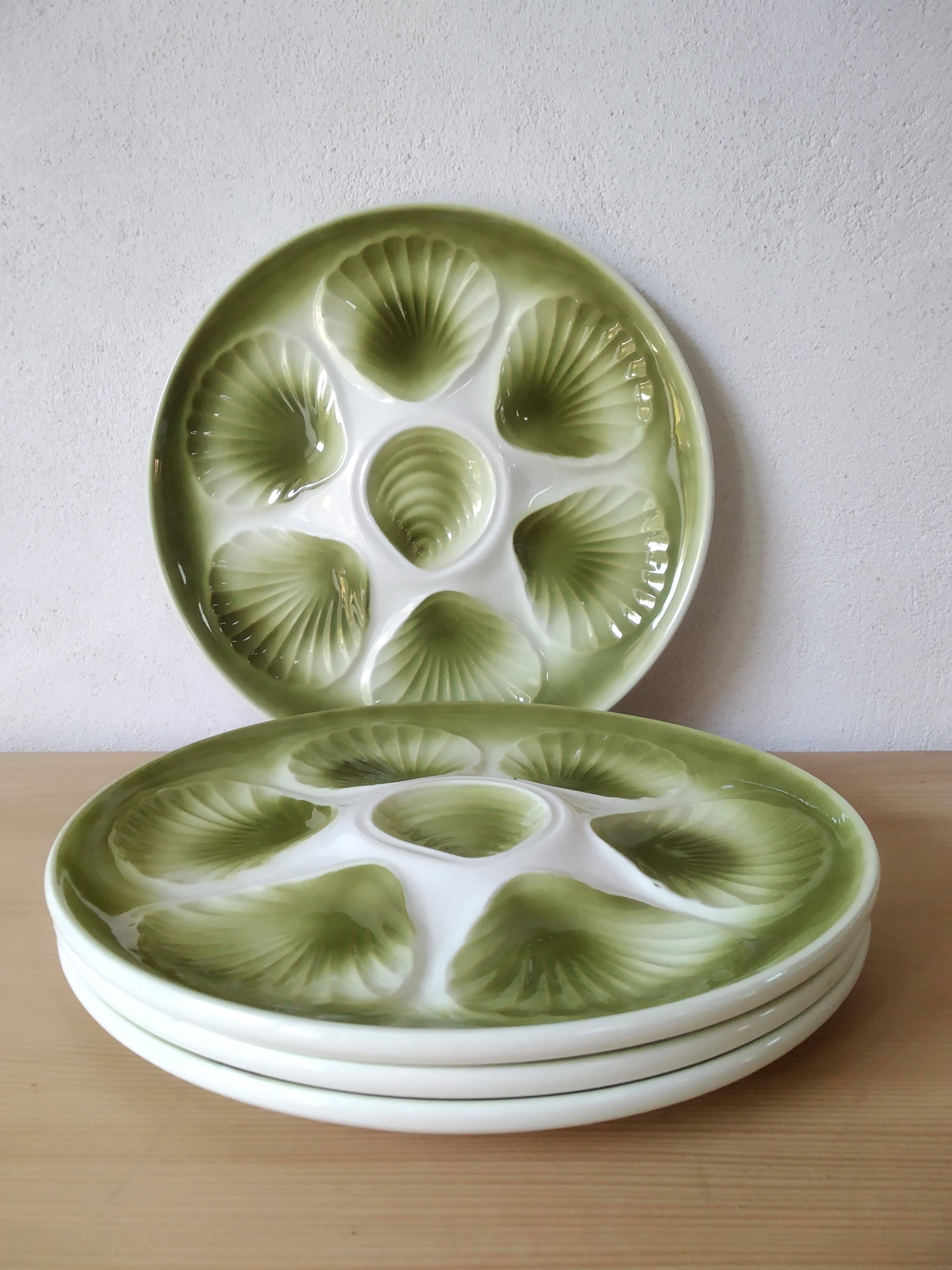 4 Moulin des Loups oyster plates with barbotine