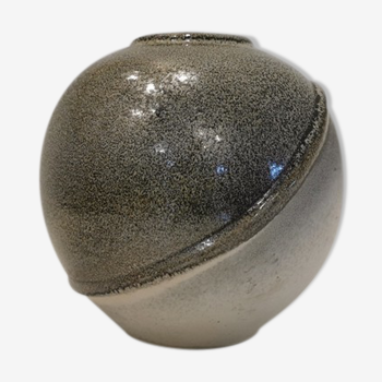 Vase boule de potier gris