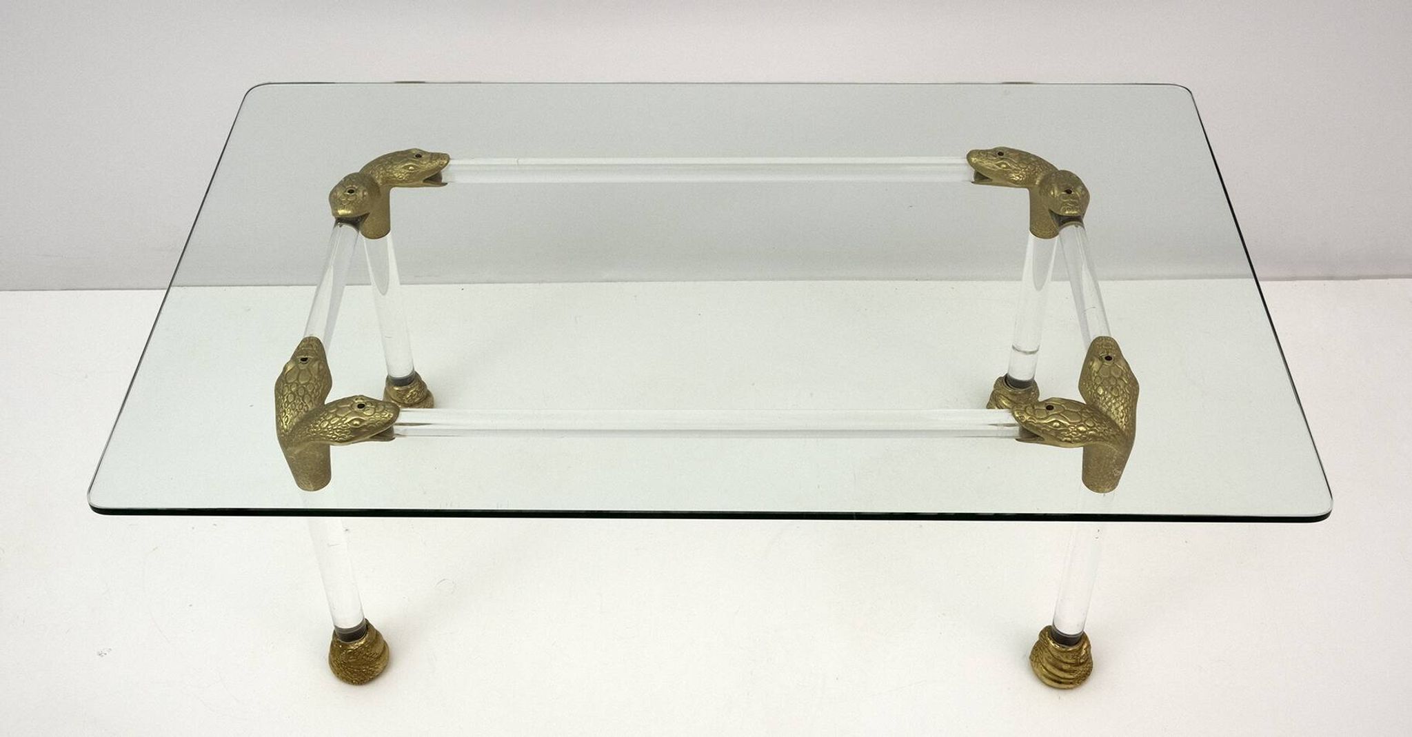 Table basse italienne en Lucite et laiton du milieu du siècle avec détails en tête de serpent