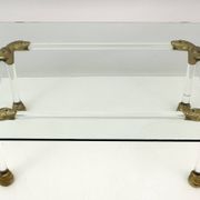 Table basse italienne en Lucite et laiton du milieu du siècle avec détails en tête de serpent