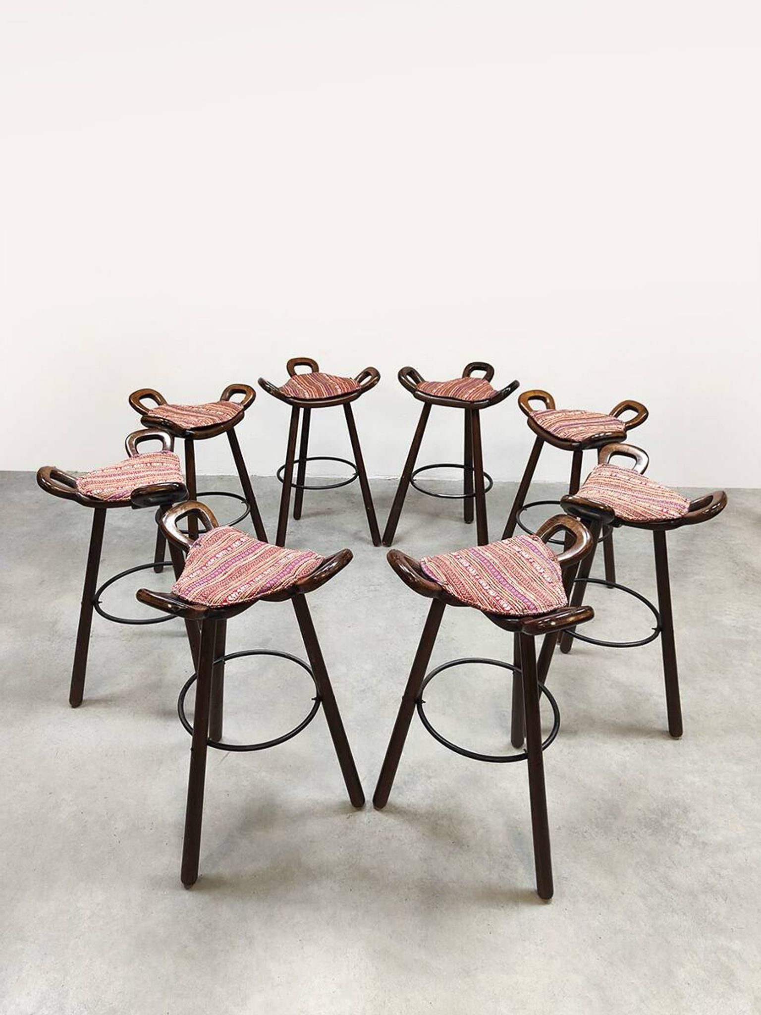 8 tabourets hauts en bois, Espagne 1960