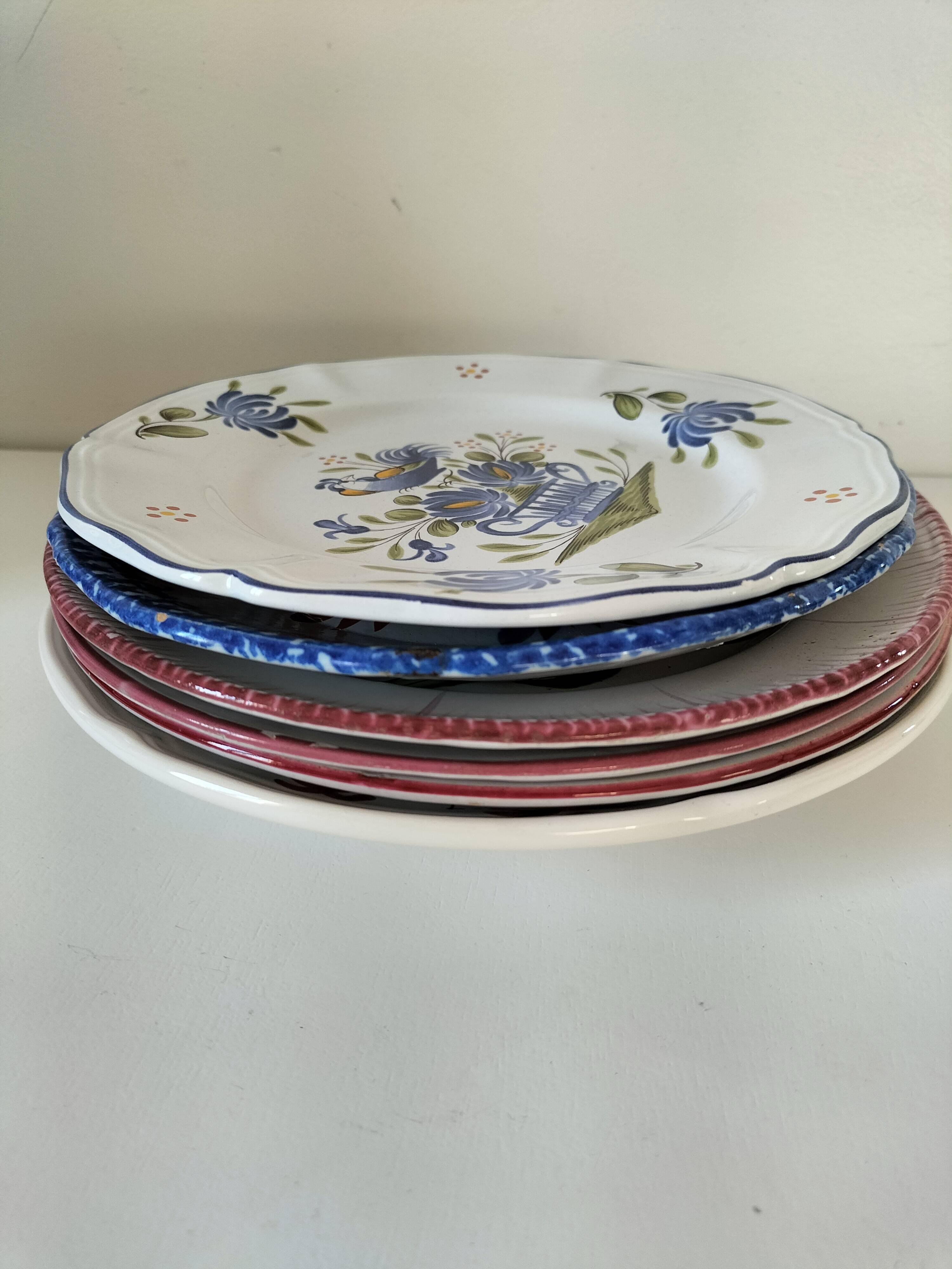 Rooster plates & baskets, earthenware in the spirit of a French bistro.