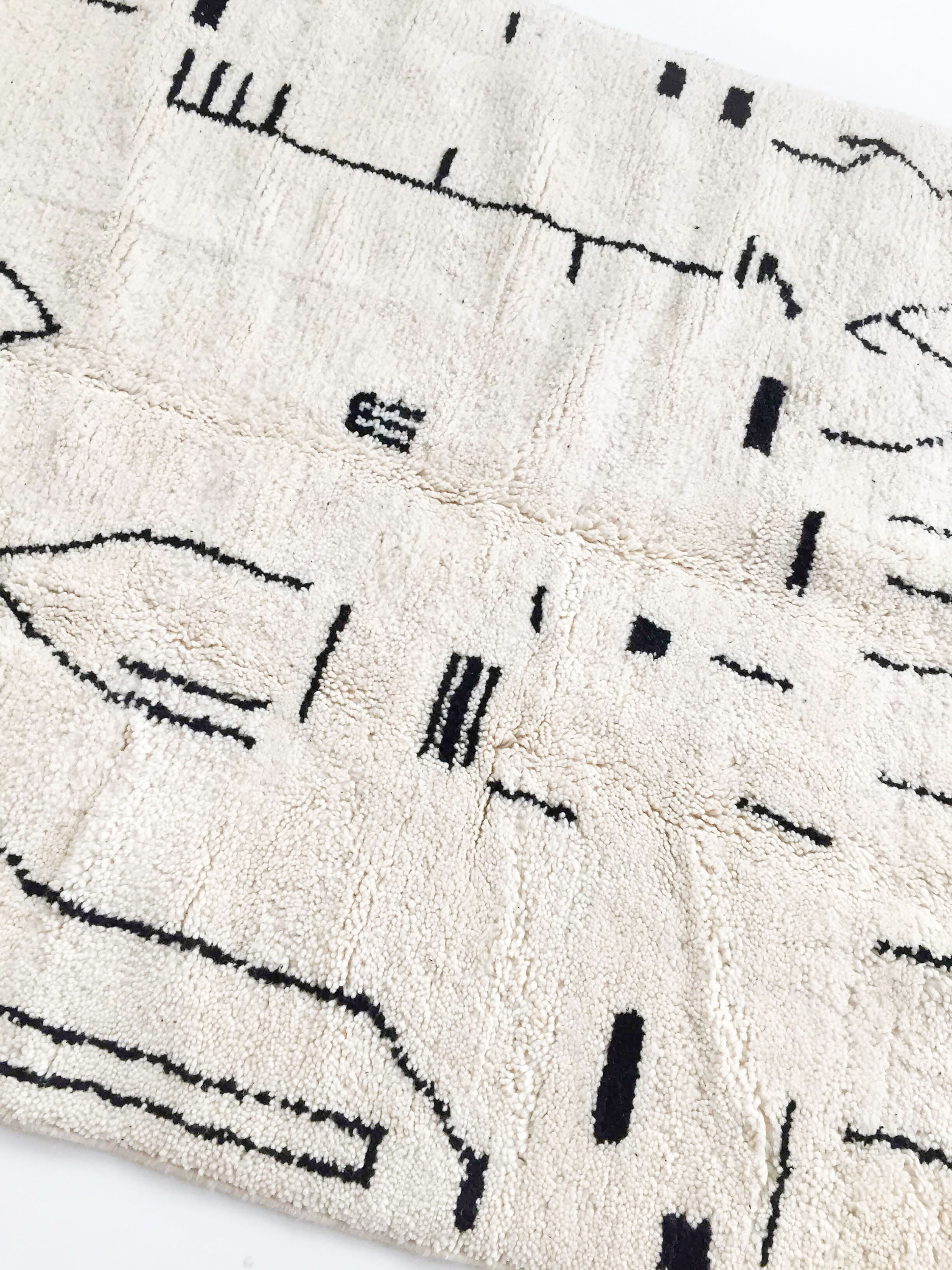 Tapis berbère Beni Ouarain écru à motifs noirs 250x147cm