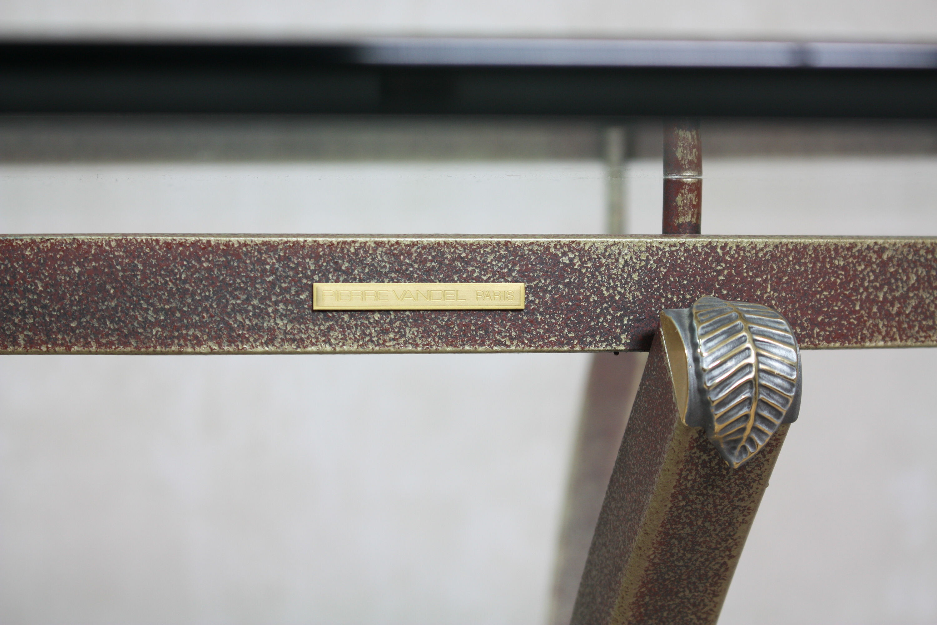 Table ovale de Pierre Vandel, années 1970