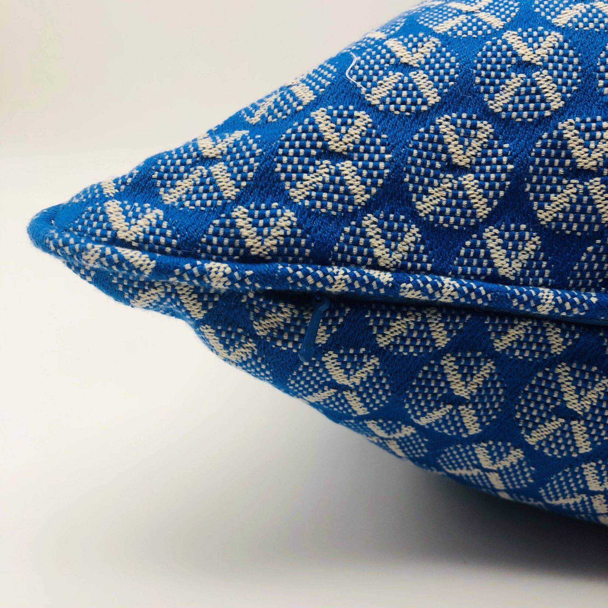 Coussin carré à bords passepoilés