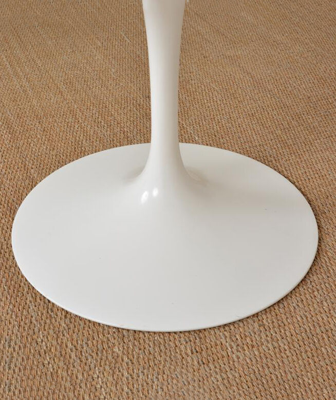 Dining table by Eero Saarinen for Knoll International dating back to the 60s