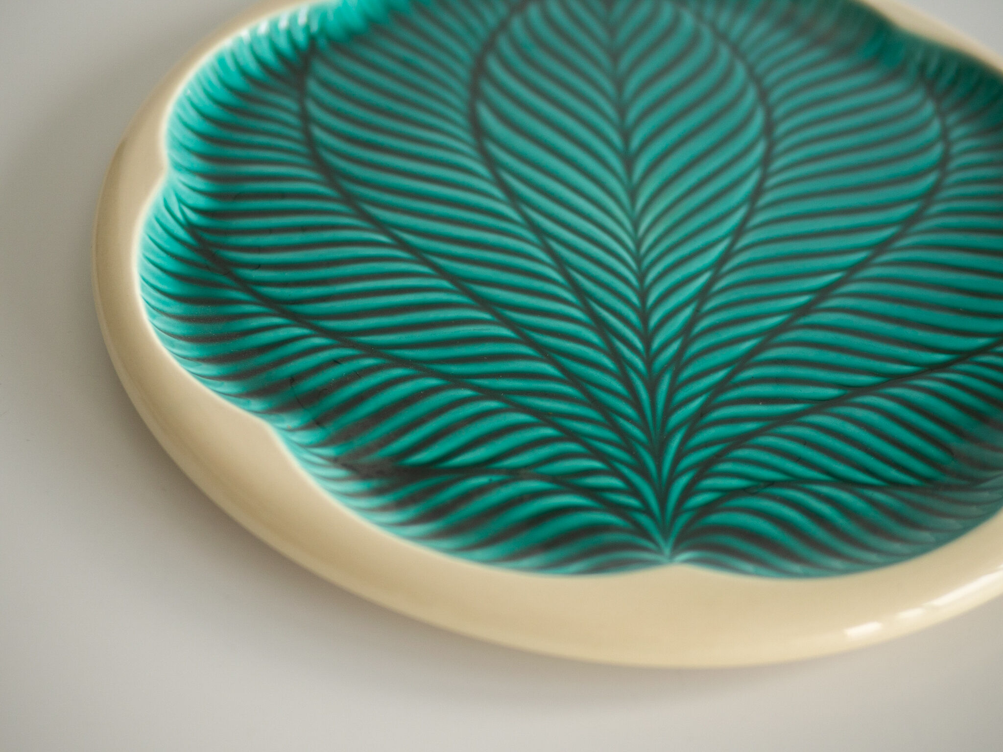 Plat en céramique vert et blanc cassé