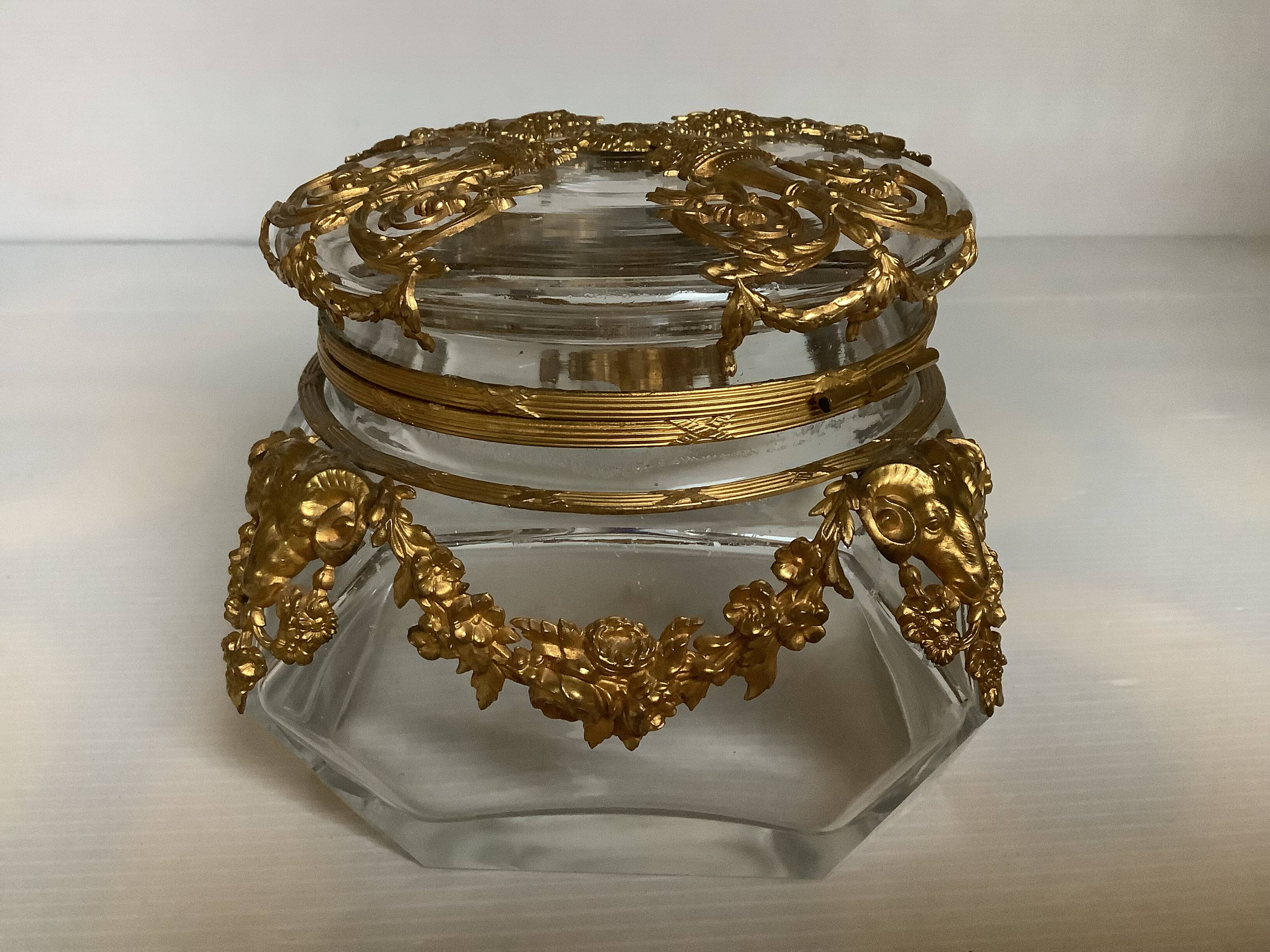 Facet bonbonnière with brass ornaments, empty pocket.