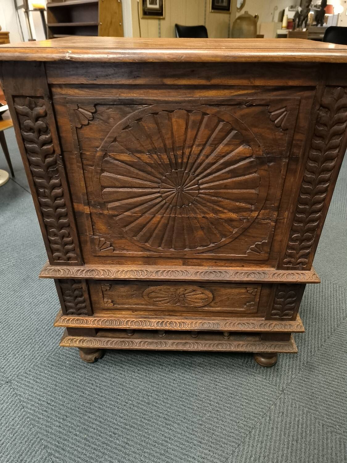 Meuble en bois sculpté