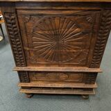 Meuble en bois sculpté