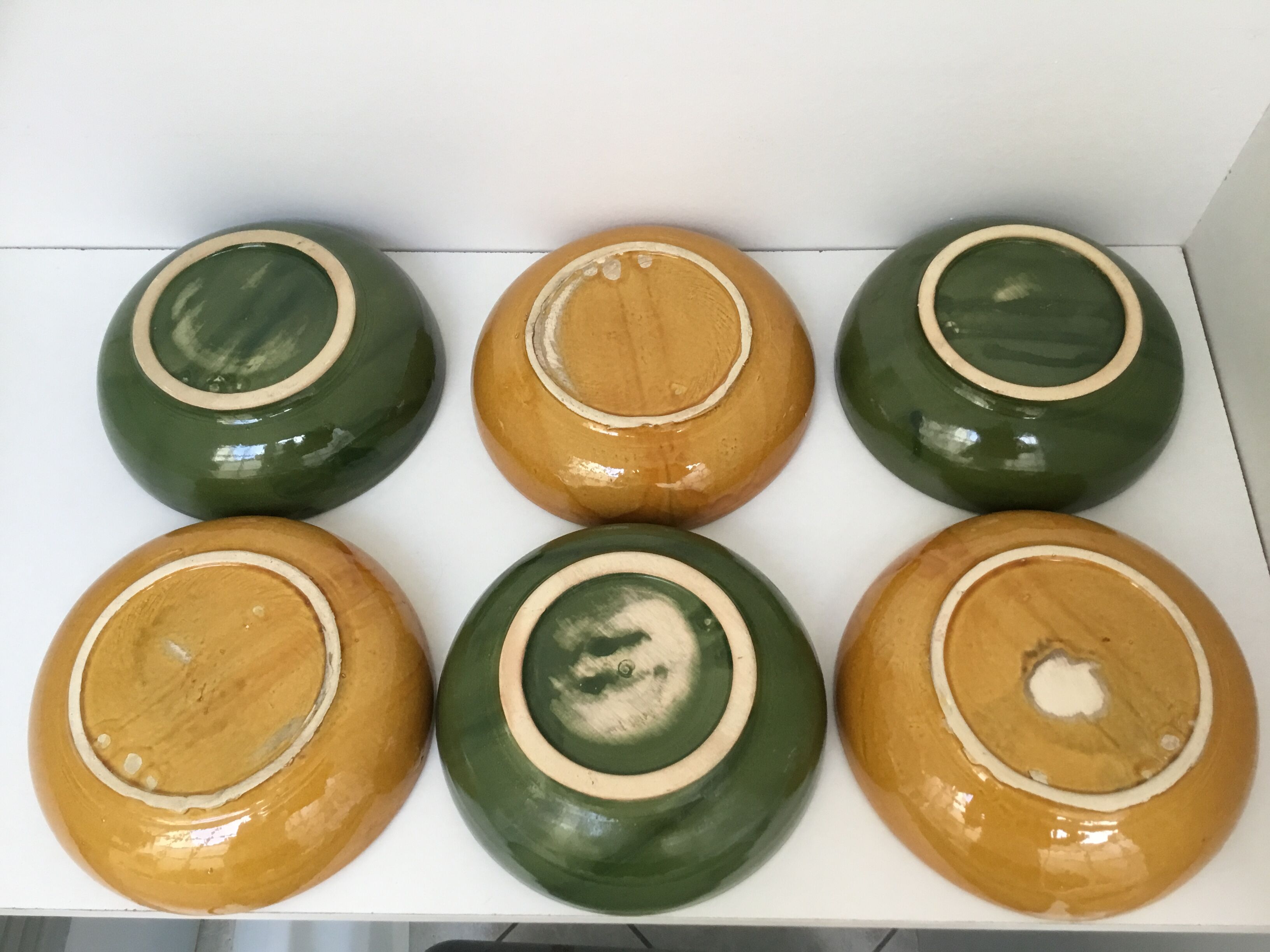 Hollow plates in glazed terracotta