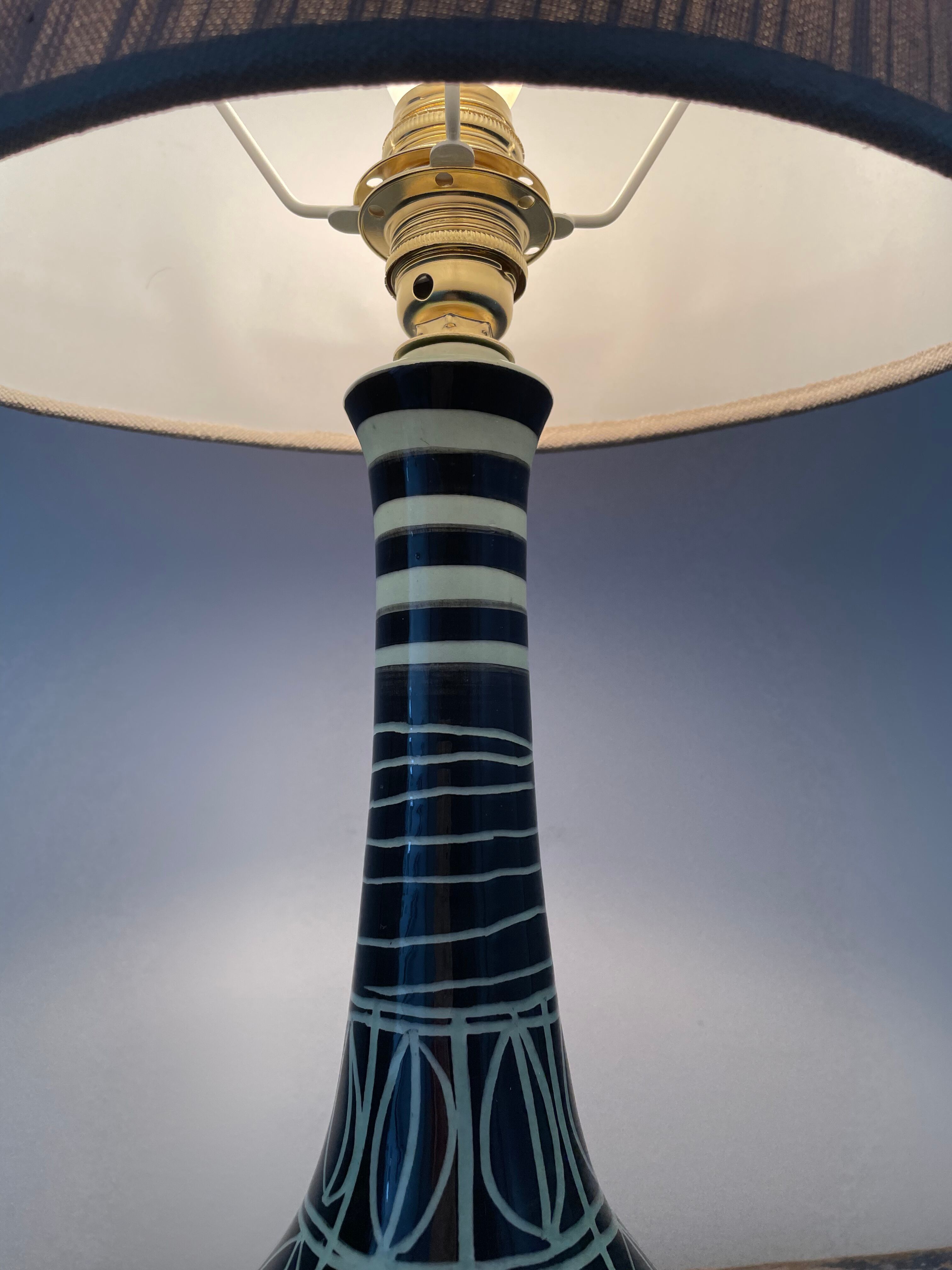 Vintage ceramic table lamp with electrified patterns to nine