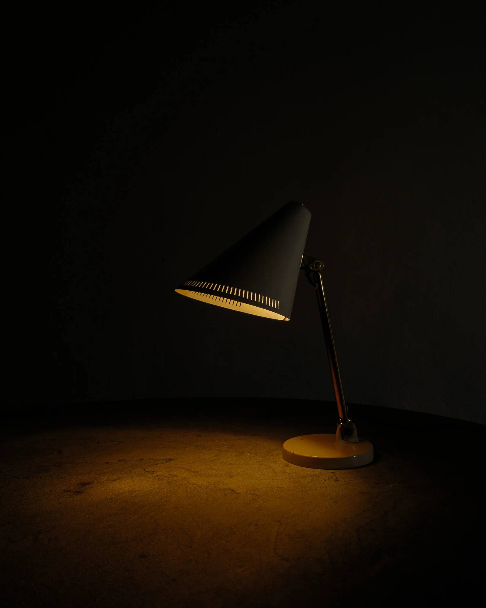 White Finnish Mid Century "9222" Table Desk Lamp by Paavo Tynell, 1940s