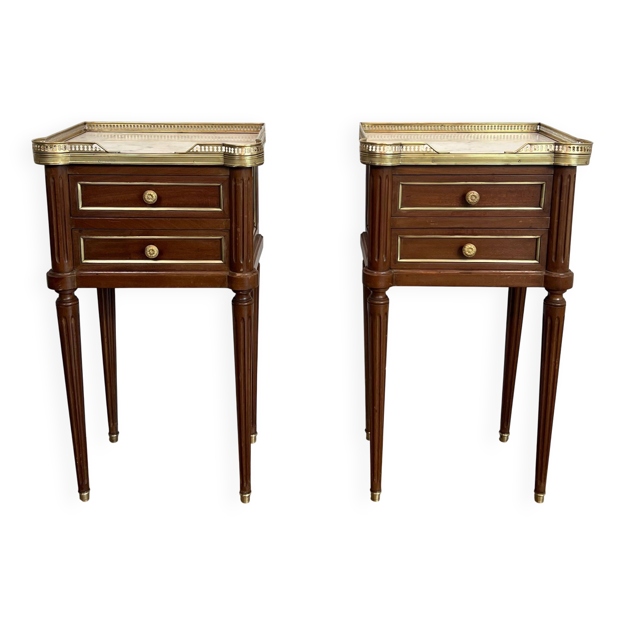 Pair of mahogany and brass side tables or bedside tables with Carrara marble tops.