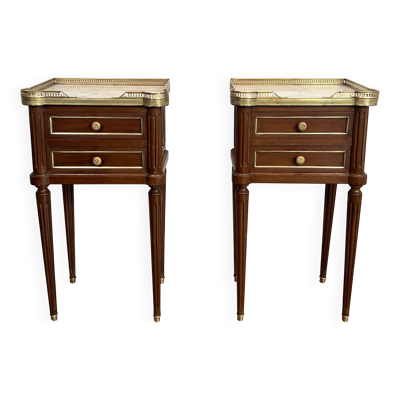 Paire de bouts de canapé ou tables de chevet en acajou et laiton à plateaux de marbre de Carrare