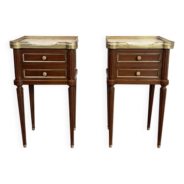 Pair of mahogany and brass side tables or bedside tables with Carrara marble tops.