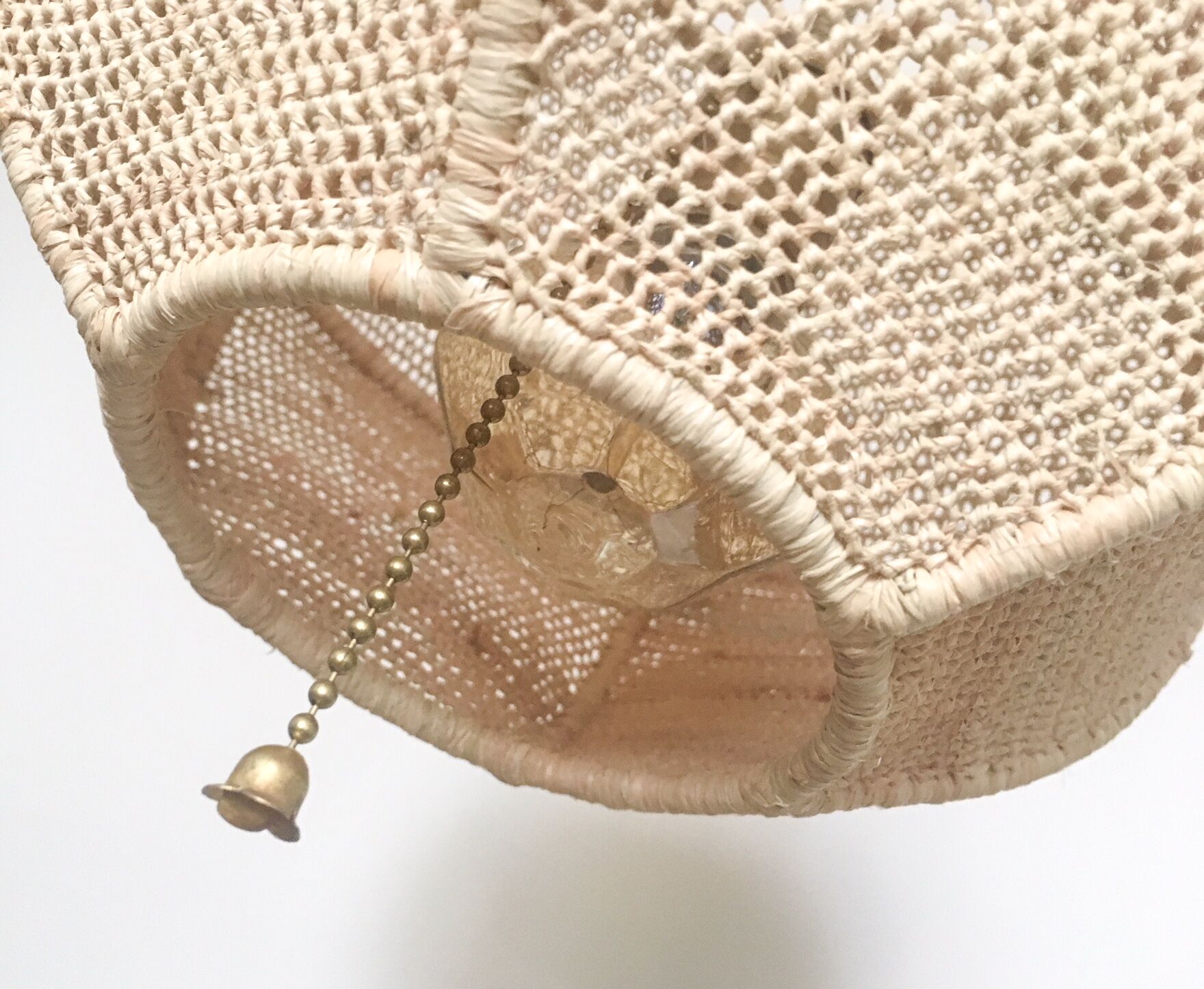 Hanging lamp in raffia