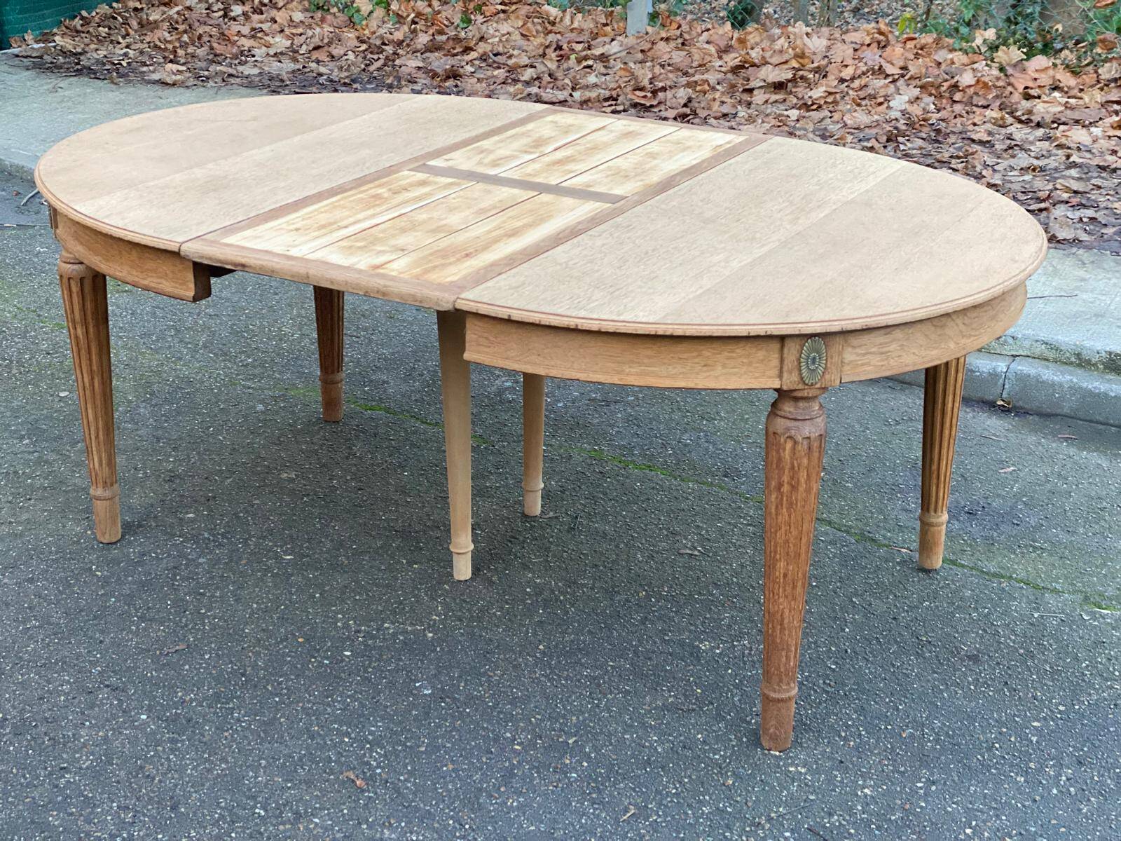 Renovated round Art Deco dining table in solid oak, 1950, 230cm extendable.