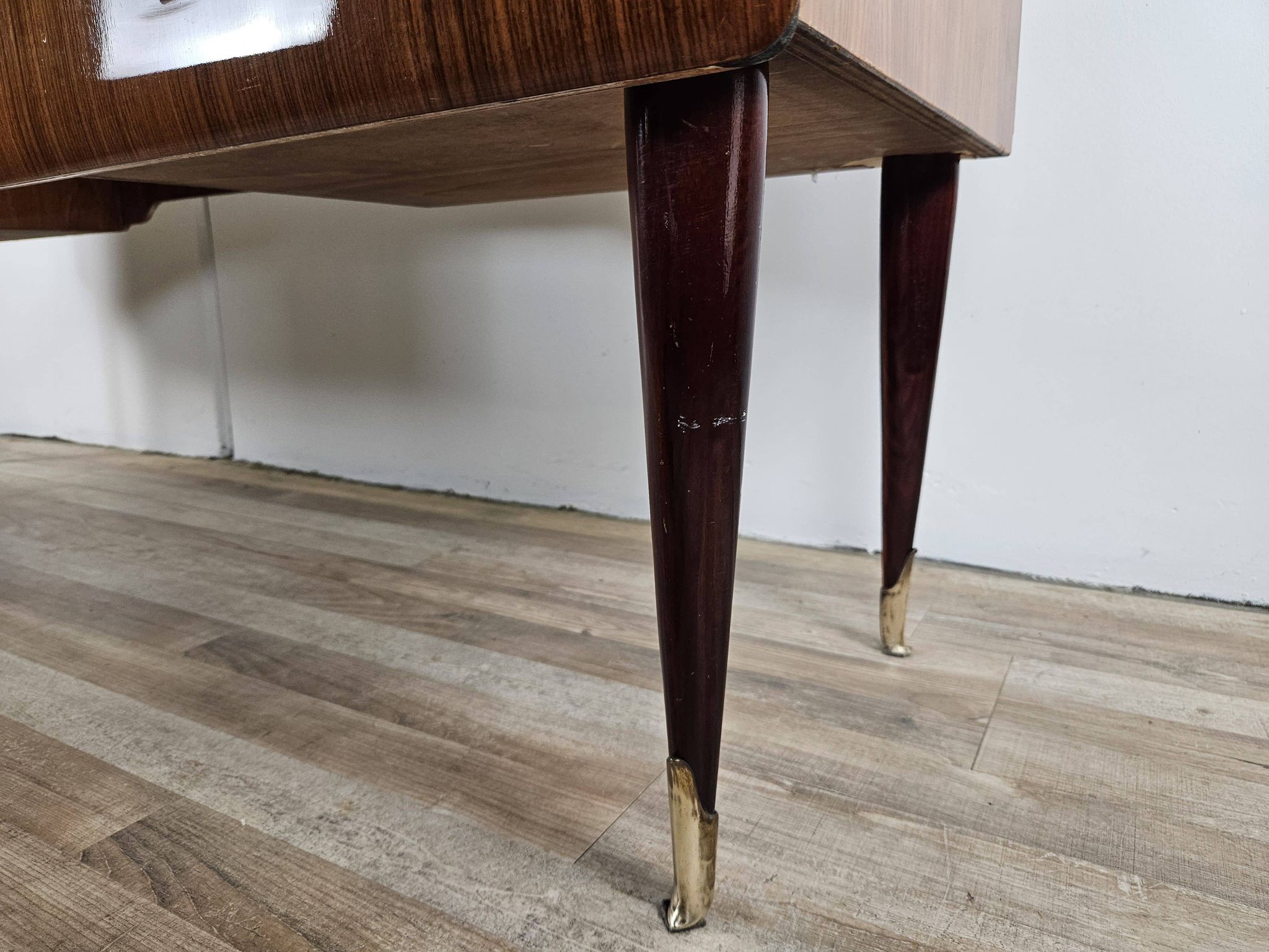 Mid-century drawer chest in mahogany, brass and glass.