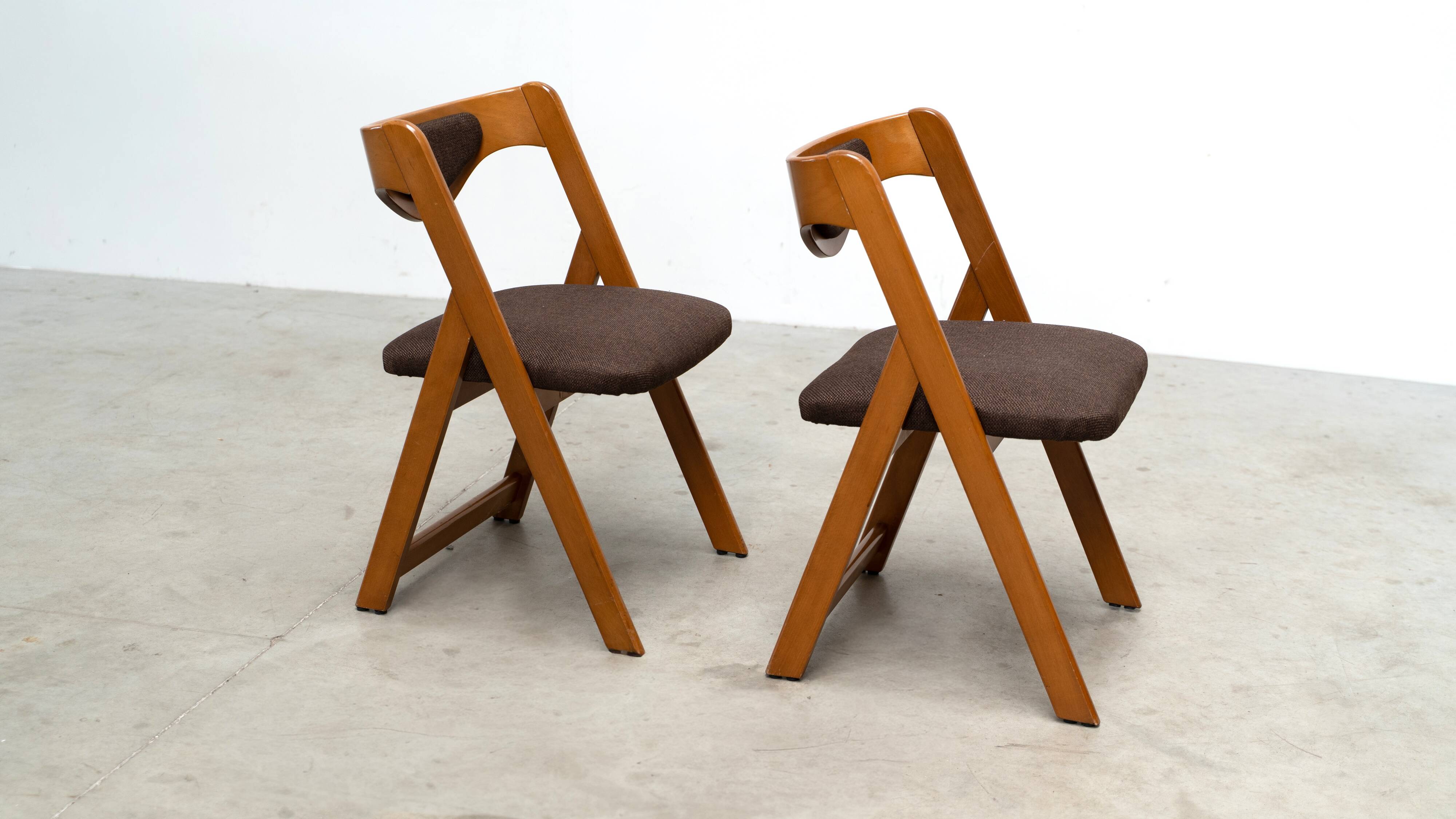 Ensemble de six chaises de salle à manger sculpturales italiennes.